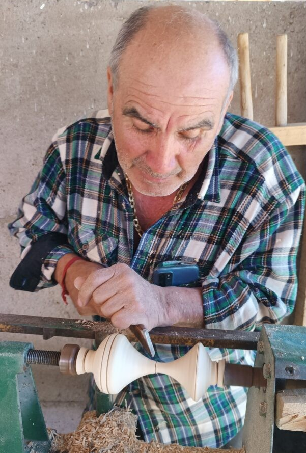 Con un torno que le regaló su padre, fabrica los trompos que vende en Andacollo.