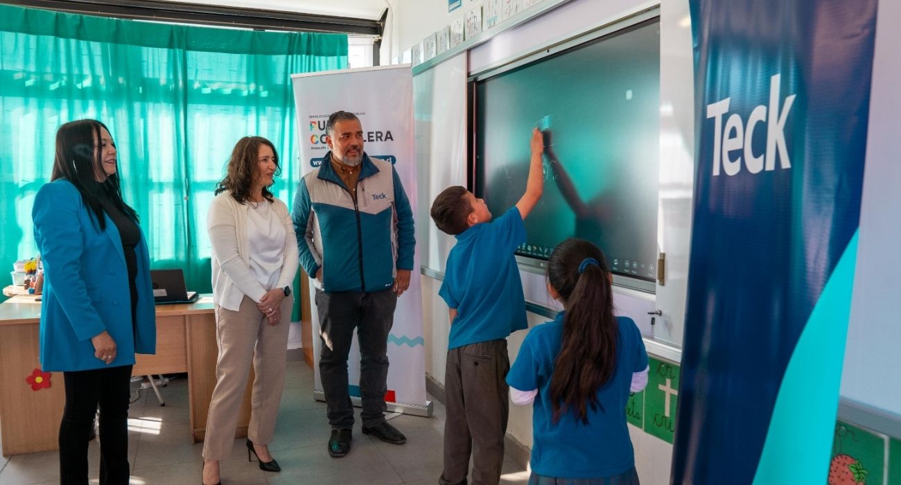 Estudiantes de Andacollo reciben equipamiento tecnológico