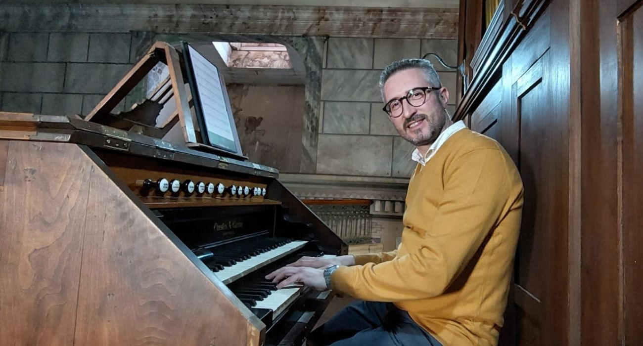 Barítono español emocionó con concierto de órgano