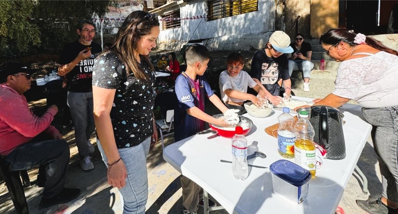 Fortaleciendo el trabajo comunitario: Niños y niñas disfrutaron amasando las churrascas