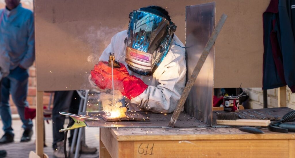 Los y las estudiantes ya manejan las habilidades básicas de soldadura.