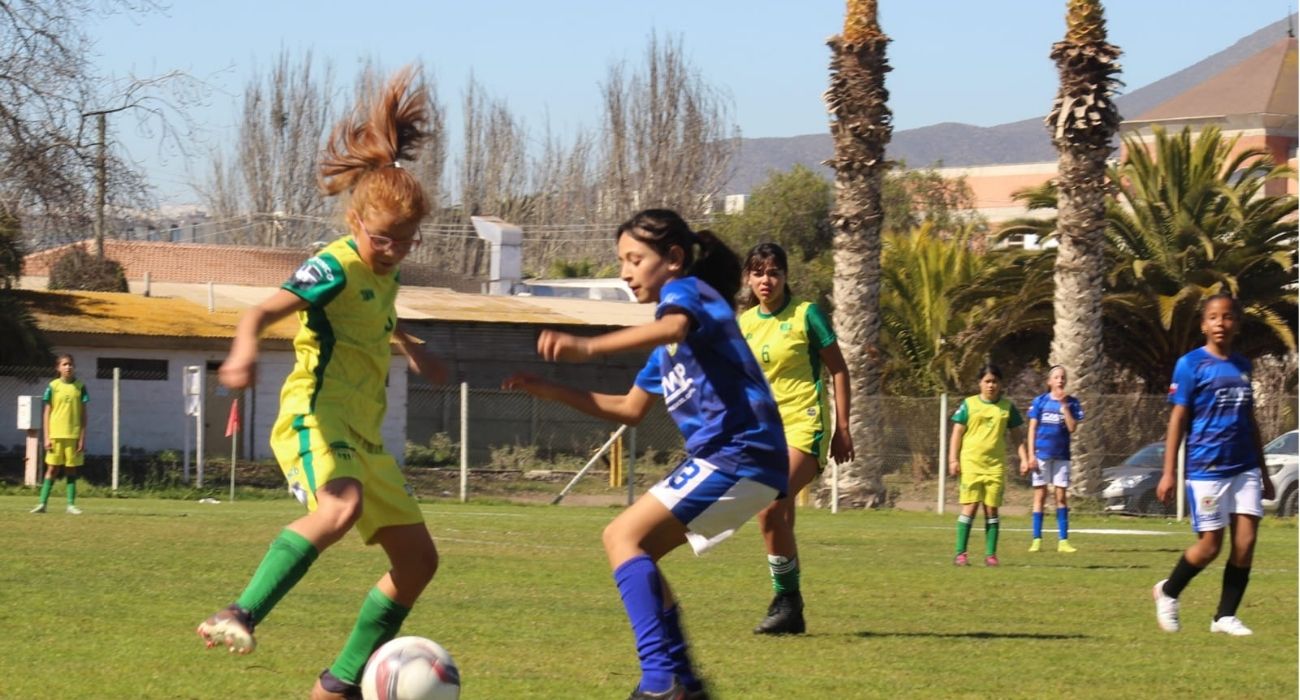 La “colorina” Véliz: grito de gol en equipo femenino de Andacollo